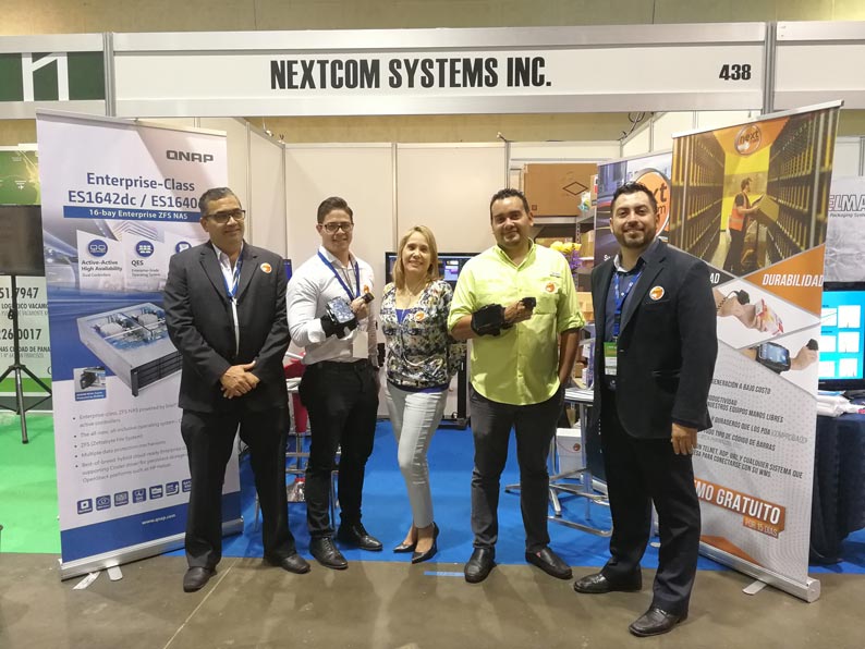 Equipo de Nextcom Systems en el stand participando en la expo logística Panamá